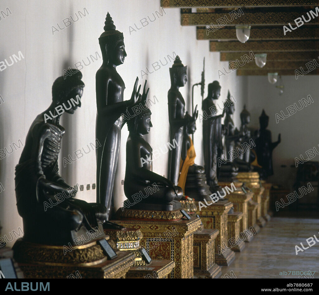 CLAUSTRO-COLECC ESTATUAS DE BUDA(53)-ENTRE ELLAS BUDA EN AYUNO- - FOTO AÑOS 90.