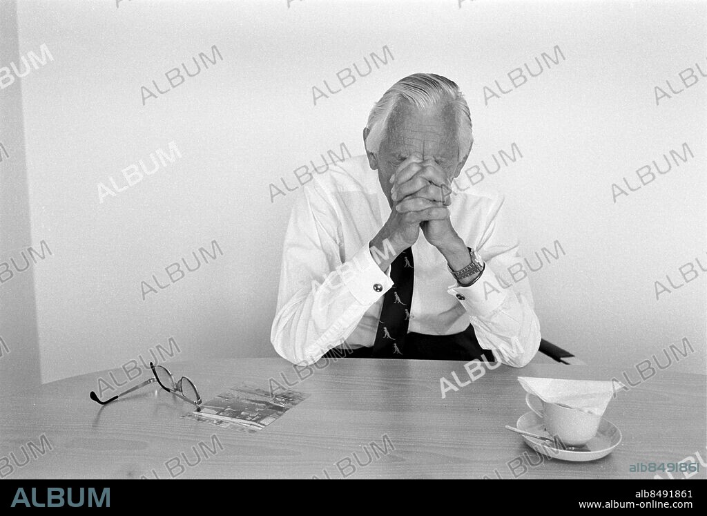 Gad Rausing Tetra Pak knäppta händer mot huvudet. Rausing Gad Direktör Lund Sit 1984. (c) Herbert Tinz / Sydsvenskan / IBL.