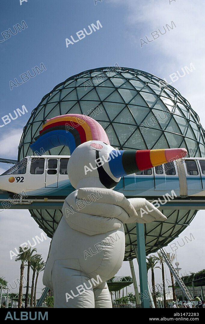 EXPOSICION UNIVERSAL DE SEVILLA'92. Vista de la mascota de la Exposición, llamada "CURRO". En segundo término, la ESFERA BIOCLIMATICA. SEVILLA. Andalucía. España.