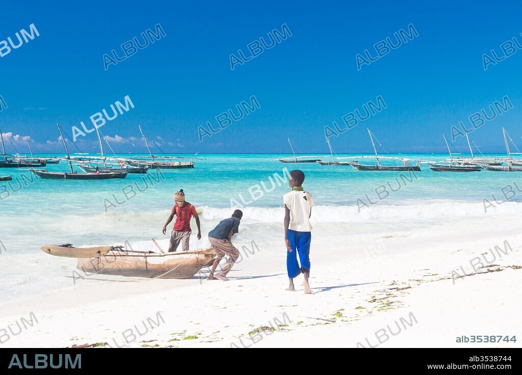 Tanzania, Zanzibar, Nungwi, boy on the beach of Nungwi, Dhau-Bau. (Photo by: Julia Schmitz/Oneworld Picture/UIG).