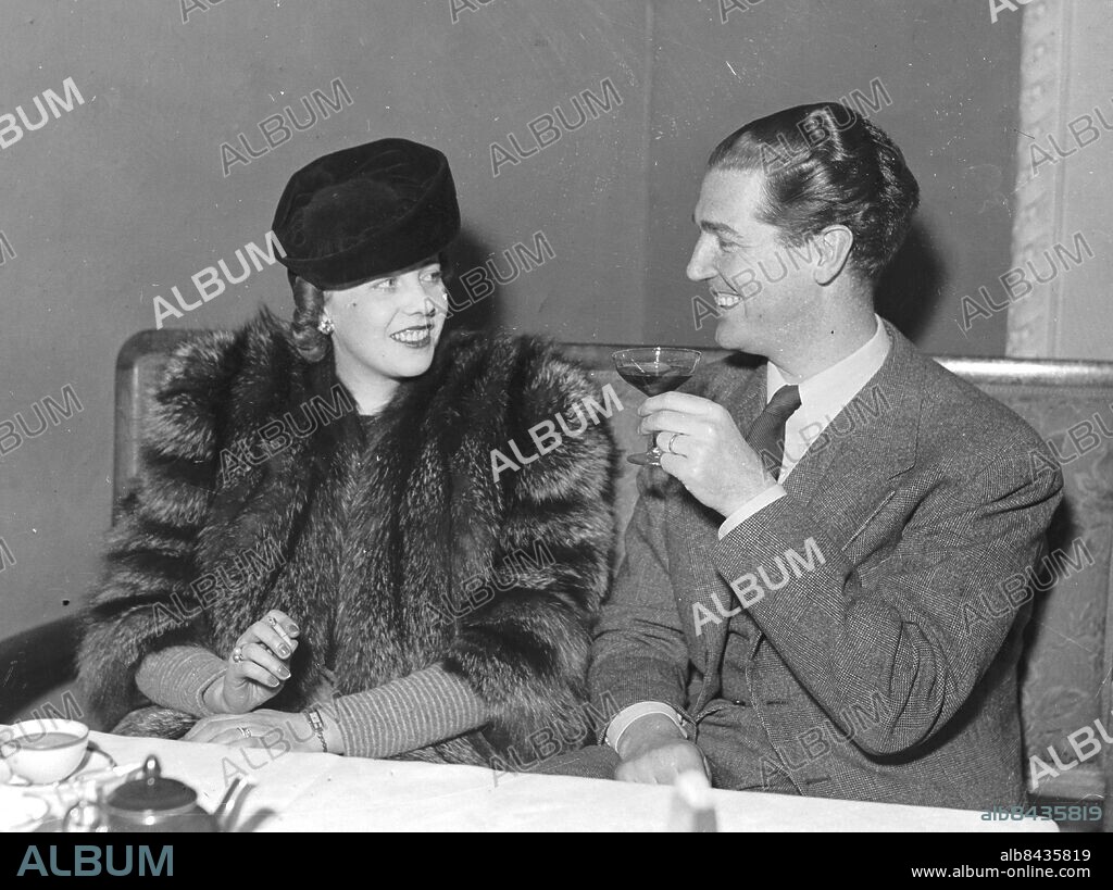 Göteborg 26 januari 1940. Skådespelare Åke Ohberg med fru. Foto: Kamerareportage. Åke Ohberg (20.07.1905 - 75). --------------------------------------------------------------------------------. Skådespelare, regissör, producent och sångare. Föddes i Västerås. Var elev vid Lorensbergsteatern i Göteborg på 1920-talet och var senare engagerad vid Helsingborgs stadsteater 1921 - 32 och Vasateatern i Stockholm 1935 - 36. Spelade också revy och var en populär filmstjärna på 1930 och 40-talet. Filmdebuterade i "Vi som går köksvägen" (1932) och medverkade i ett 30-tal filmer. Regidebuterade med "Romans" (1940. *** Local Caption *** GT. KAMERAREPORTAGE.