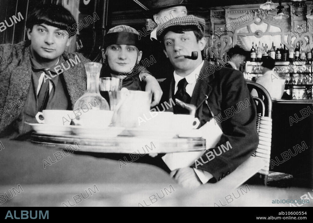 JEAN COCTEAU. Moïse Kisling, Pâquerette und Pablo Picasso in La Rotonde, Paris.