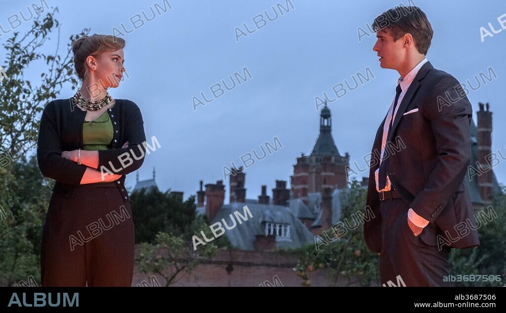 MAX IRONS and STEFANIE MARTINI in CROOKED HOUSE, 2017, directed by GILLES PAQUET-BRENNER. Copyright BRILLIANT FILMS/FRED FILMS.