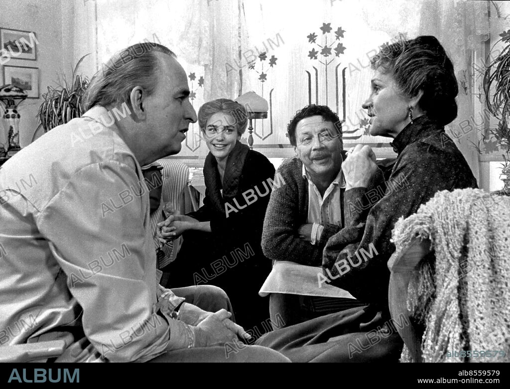 Regissör Ingmar Bergman och fr v Ewa Fröling, Allan Edwall och Gunn Wållgren under inspelningen av TV "Fanny och Alexander". Foto: Sydsvenskan / IBL Bildbyrå.