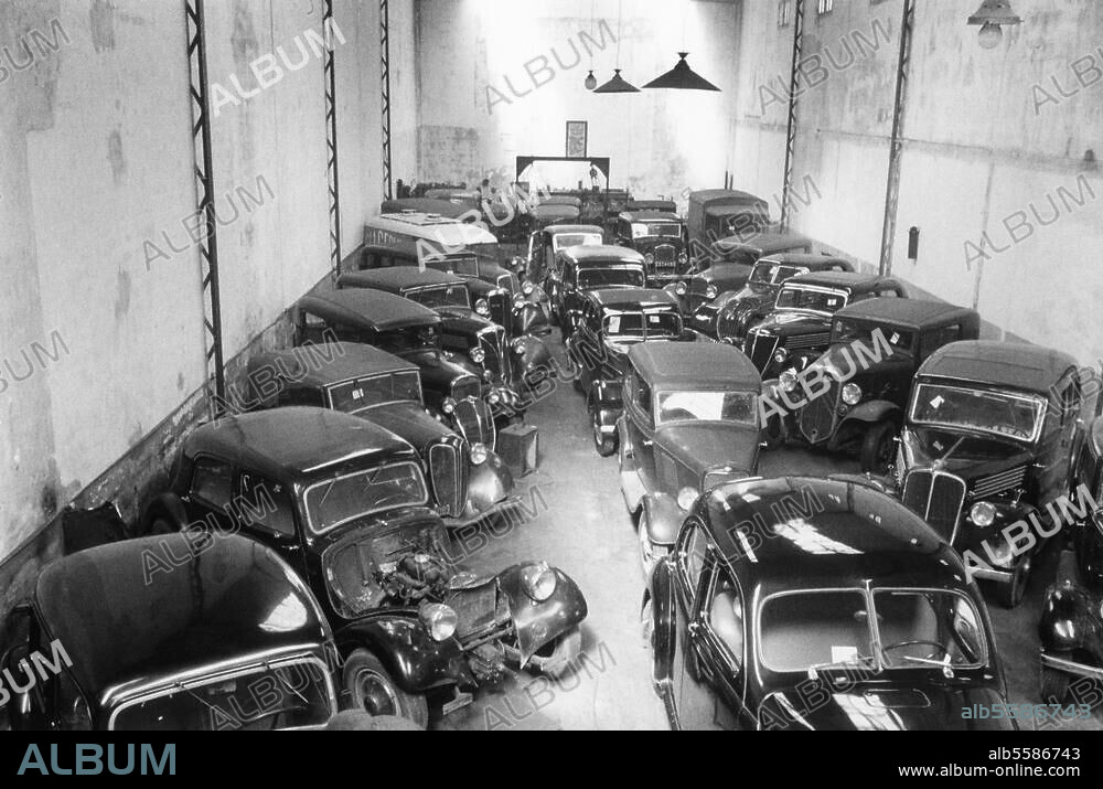 Verkehr / Automobil. Zweiter Weltkrieg, Frankreich: Wegen Benzinmangels in einer Pariser Garage abgestellte Automobile. Foto, 1943.