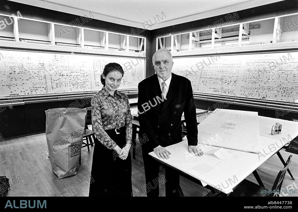 STOCKHOLM 1970-12-03.. VÄRT ATT VETA: VÄRLDENS MYNT UNDER 2500 ÅR.. Radioprogram där fil. dr. Nils Ludvig Rasmusson, numismatiker och museiman, och docent Brita Malmer, aekeolog och numismatiker, berättar om hur mynten återspeglar historia och ekonomi under gångna tider.. Sänt första gången 1970-12-20.. Här ses Rasmusson och Malmer i samband med invigningen av en ny utställning på Myntkabinettet.. Foto: Bertil S-son Åberg / RiR / SVT / Kod: 5600. Reportage publ. i RiR 52/70 sid. 37.. RiR 19991 sv/v neg.