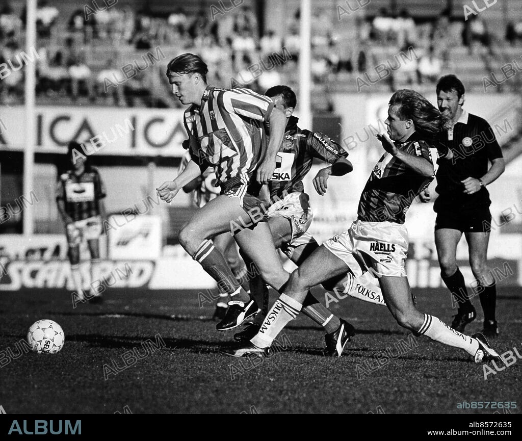 GÖTEBORG 1991-05-30.. Kennet Andersson - fotbollsspelare, bryter igenom Gais-försvaret. *** Local Caption *** GP Foto: Roger Granat / Kamerareportage / TT / Kod: 2524.