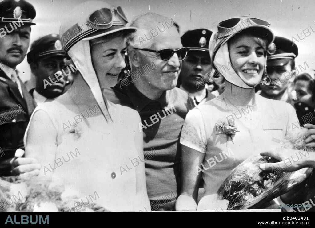 ARKIV 1962 - Ursula Wirth och Ewy Rosqvist tillsammans med Mercedes tekniske direktör Karl Kling efter segern i Argentinarallyt.. Foto: TT Kod: 190. COPYRIGHT SCANPIX SWEDEN.