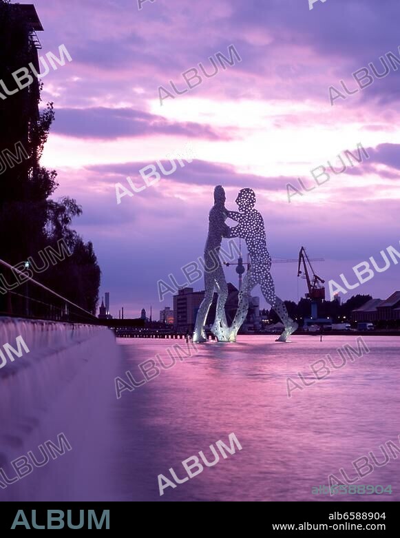 Berlin-Treptow, "Molecule Men" (Aluminiumskulptur von Jonathan Borofsky, aufgestellt im Mai 1999 in der Spree).-Ansicht der Spree in Treptow im Hintergrund die OberbaumbrŸck, beim Sonnenuntergang Berlin-Treptow, 'Molecule Men' (Aluminiumskulptur von Jonathan Borofsky, aufgestellt im Mai 1999 in der Spree).-Ansicht der Spree in Treptow im Hintergrund die OberbaumbrŸck, beim Sonnenuntergang.