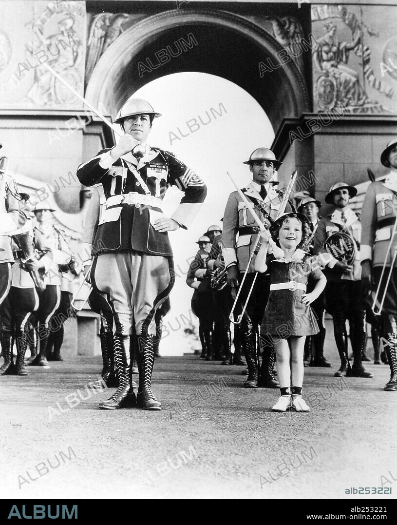 NIÑO PRODIGIO y SHIRLEY TEMPLE. SHIRLEY TEMPLE en SEAMOS OPTIMISTAS, 1934 (STAND UP AND CHEER), dirigida por HAMILTON MACFADDEN. Copyright FOX FILMS.