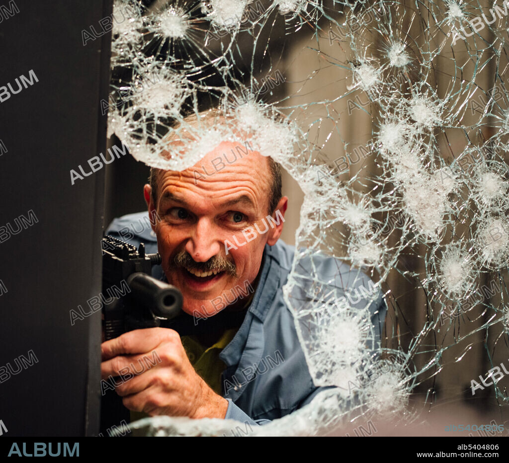 TOBY HUSS en JUEGO DE ASESINOS, 2021 (COPSHOP), dirigida por JOE CARNAHAN. Copyright WarParty Films / Zero Gravity Management.