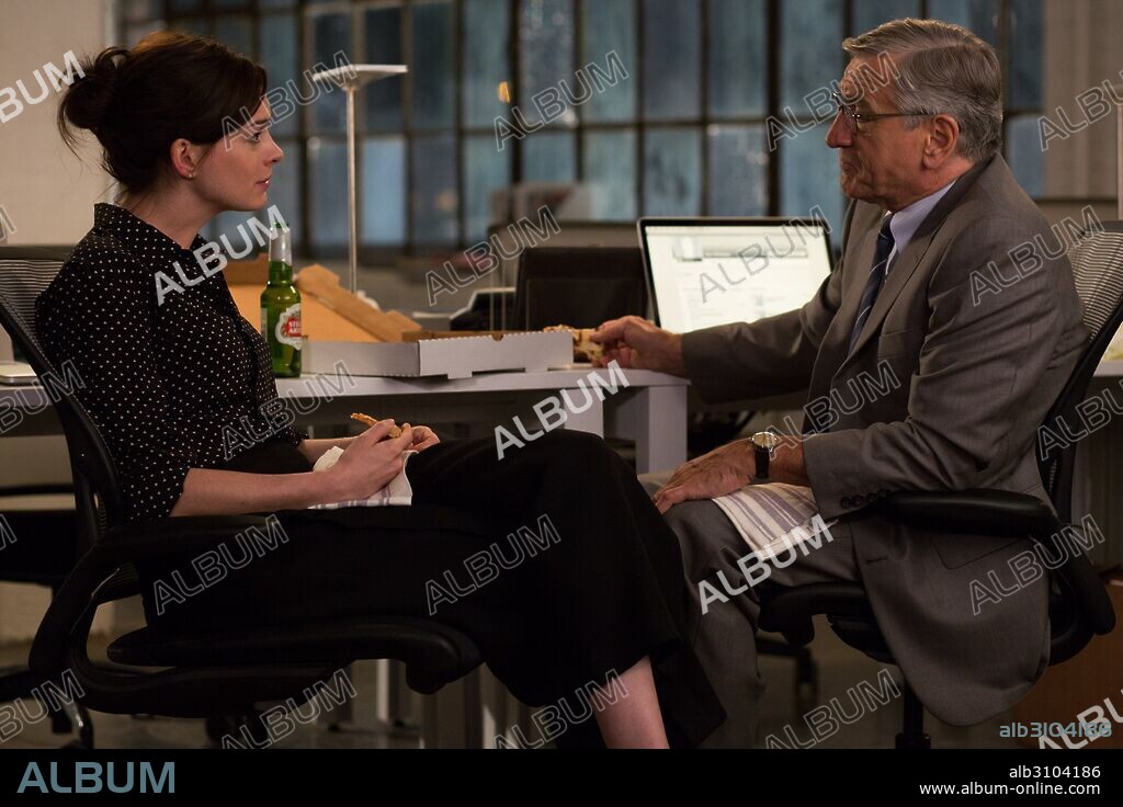 ANNE HATHAWAY in THE INTERN, 2015, unter der Regie von NANCY MEYERS. Copyright WAVERLY FILMS / DUHAMEL, FRANÇOIS.