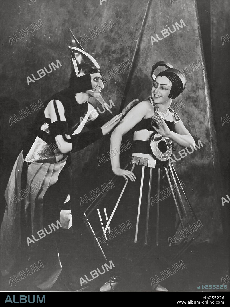 KONSTANTIN EGGERT and YULIYA SOLNTSEVA in AELITA: QUEEN OF MARS, 1924 (AELITA), directed by JACOB PROTAZANOV. Copyright MEZHRABPOM-RUS.