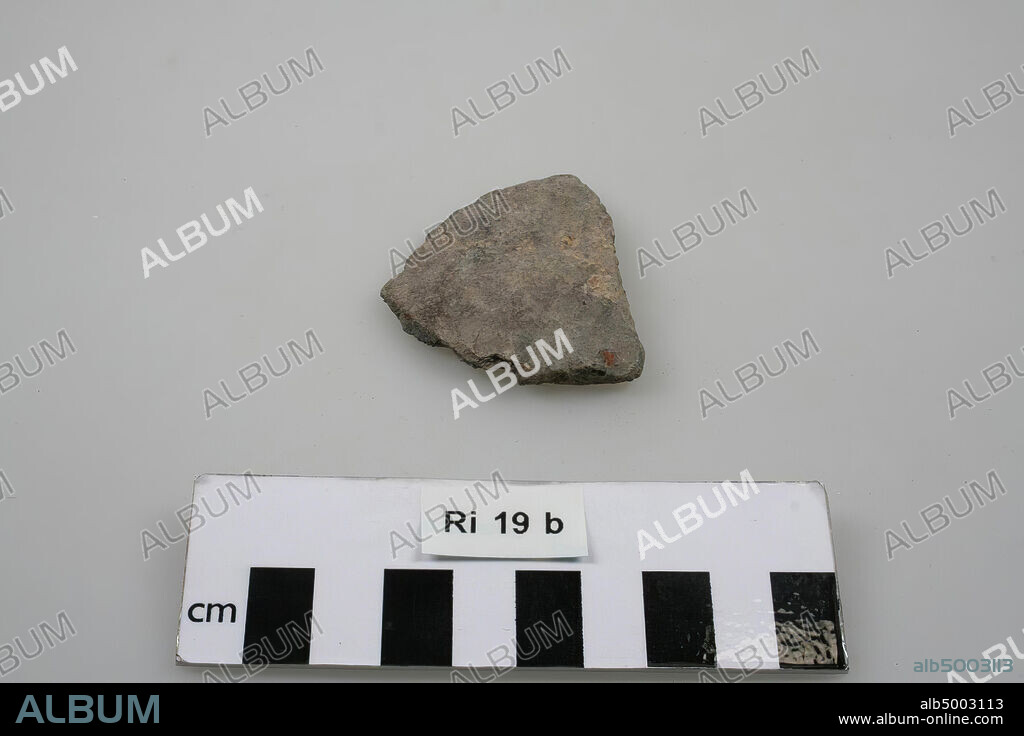 Old Europe, shard, earthenware, 0.4 x 4.4 x 4.9 cm, roman, Germany, Rinderen.
