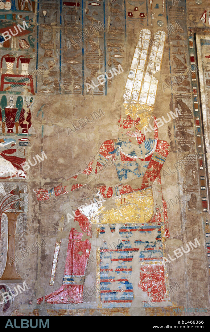 ARTE EGIPCIO. EGIPTO. Relieve con restos de policromía representando al DIOS AMON. Iconográficamente suele representarse con tocado de plumas, barba postiza y en ambas manos el cetro uas y el ank. Templo de Hatshepsut. XVIII Dinastía. Imperio Nuevo. Deir-El-Bahari. Egipto.