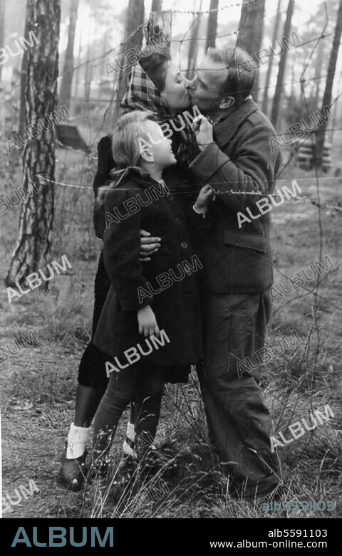 Berlin, Nachkriegszeit. Heimkehr von Kriegsgefangenen. Ein Kriegsheimkehrer aus polnischer Gefangenschaft begrüßt Frau und Tochter im Heimkehrerlager Fürstenwalde bei Berlin. Foto (Walter Schulze).