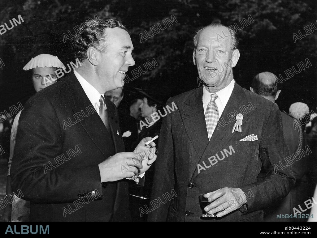 STOCKHOLM 1956-06-11.. Prins Axel av Danmark (th) och Prins Bertil pratar häst på arméchefens mottagning på Karlberg för deltagare och inbjudna i samband med de Olympiska Ryttarspelen.. Foto: Gösta Carnsten / AB Text & Bilder / SVT / Kod: 5600. Mapp: Ryttar-OS i Sthlm i juni 1956: Kungliga åskådare från när och fjärran. I:291B. Samtal Profiler Sommar-OS.