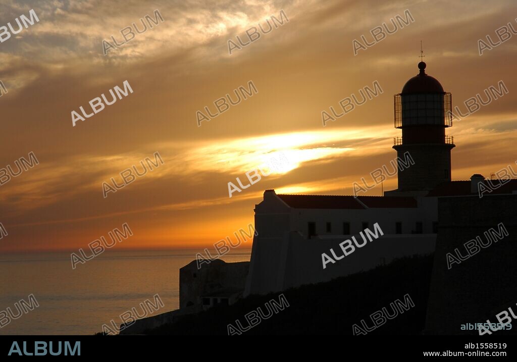 Puesta de sol en el FARO del CABO SAN VICENTE. Alrededores de Sagres. Portugal.