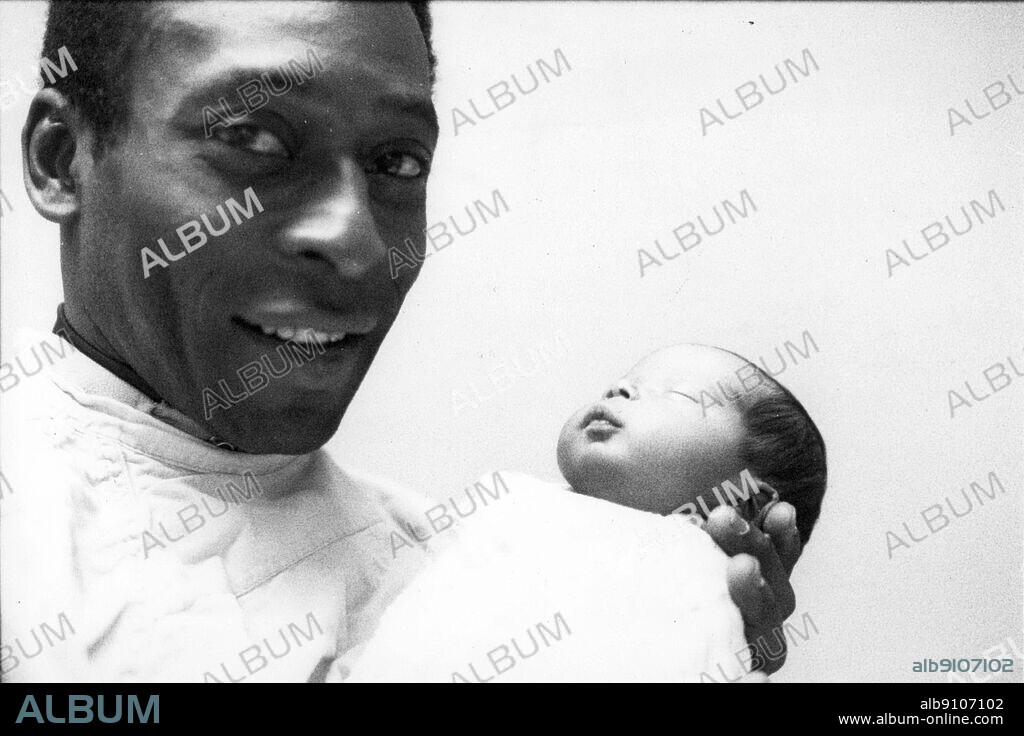 pele and PELE], [NASCIMENTO, JENNIFER], [NASCIMENTO, CHOLBY NASCIMENTO. Jun. 06, 1978 - New York, US: Brazilian soccer star PELE holds his infant daughter JENNIFER CHOLBY NASCIMENTO, born in New york. (Credit Image: © Keystone Press Agency/ZUMA Press Wire).