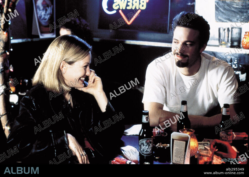 BEN AFFLECK and JOEY LAUREN ADAMS in CHASING AMY, 1997, directed by KEVIN SMITH. Copyright MIRAMAX / BEVILAQUA, LORENZO.