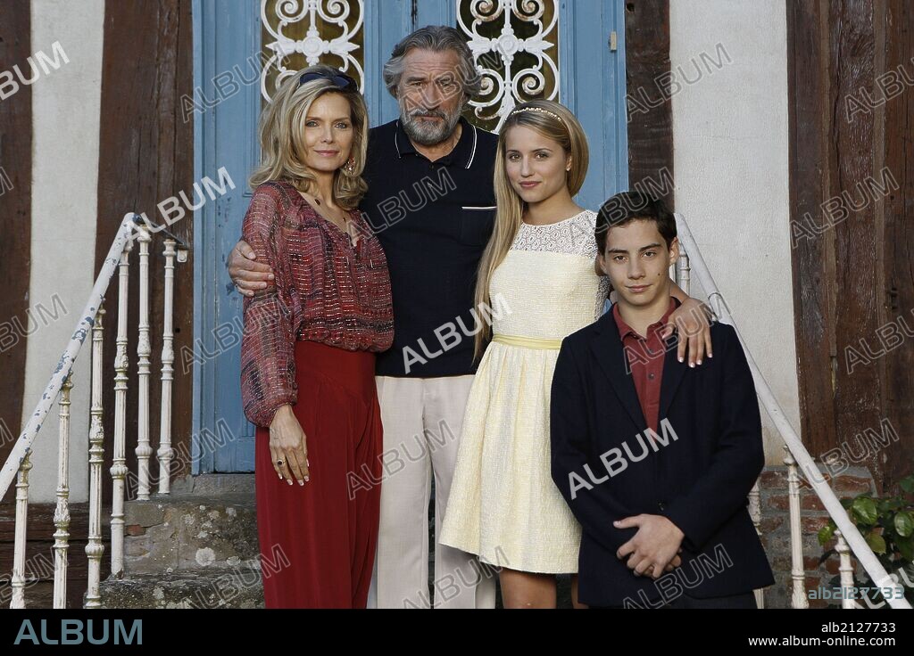 DIANNA AGRON, JOHN D'LEO, MICHELLE PFEIFFER y ROBERT DE NIRO en MALAVITA, 2013 (THE FAMILY), dirigida por LUC BESSON. Copyright EUROPACORP.
