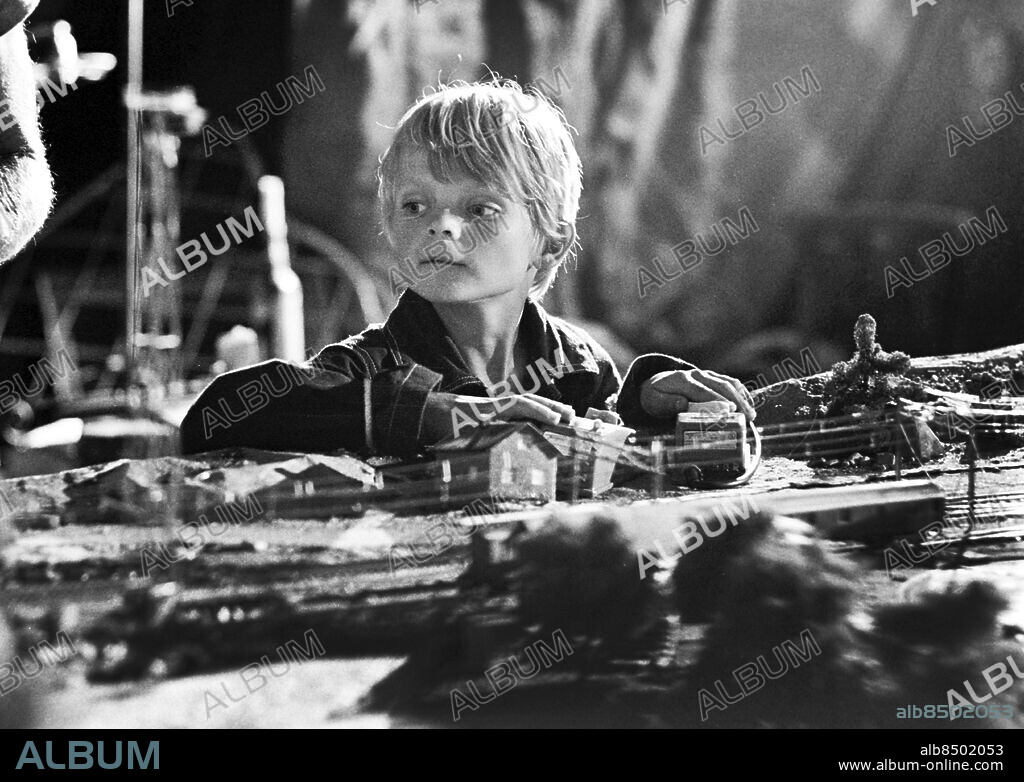 1969-09.. HERKULES JONSSONS STORVERK. Adventskalender i TV 1969 med manus, regi och medverkan av Tage Danielsson.. Sänt första gången 1969-11-30.. Här ses James Dickson, barnskådespelare, som Herman Jonsson/Herkules Jonsson, vid en modelljärnväg.. Foto: Bo-Aje Mellin / RiR / SVT / Kod: 5600. RiR 19569 sv/v . Adventskalendrar Julkalendrar.