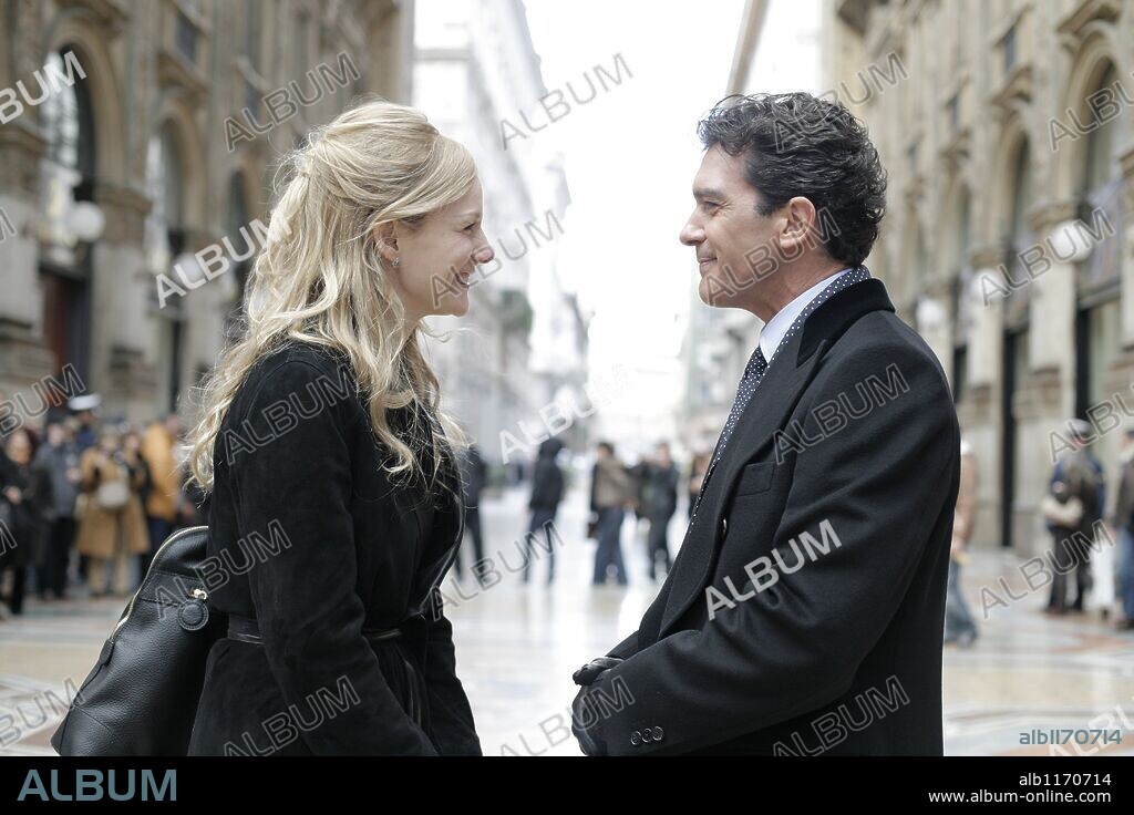 ANTONIO BANDERAS y LAURA LINNEY en CRONICA DE UN ENGAÑO, 2008 (THE OTHER MAN), dirigida por RICHARD EYRE. Copyright RAINMARK FILMS.