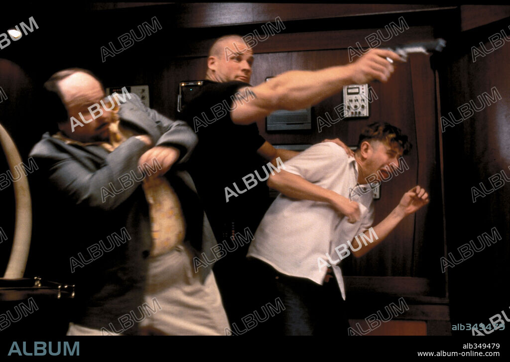 GABINO DIEGO y SANTIAGO SEGURA en TORRENTE 2: MISIÓN EN MARBELLA, 2001, dirigida por SANTIAGO SEGURA. Copyright AMIGUETES ENTERTAINMENT/LOLA FILMS.