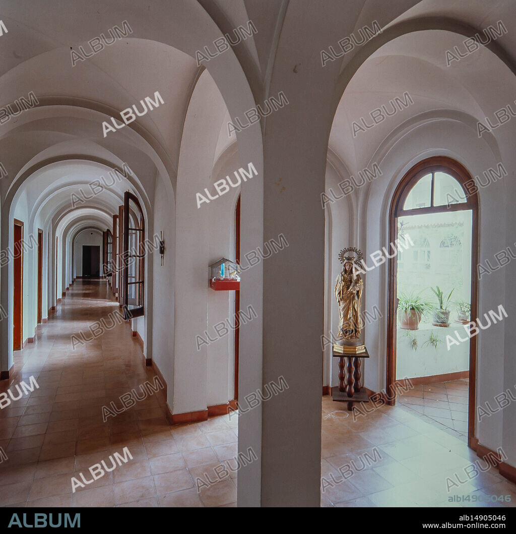 Interior del Monasterio de las Carmelitas Descalzas de la Inmaculada Concepción de Mataró, siglo XX.