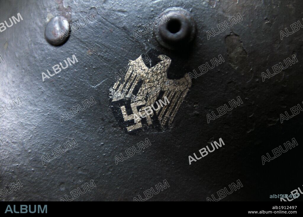 SEGUNDA GUERRA MUNDIAL. CASCO de acero alemán, modelo 16. Detalle de la insignia de águila y esvástica utilizados por los heer de las fuerzas armadas de la Wehrmacht. Museo de Schindler. Cracovia. Polonia. Europa.