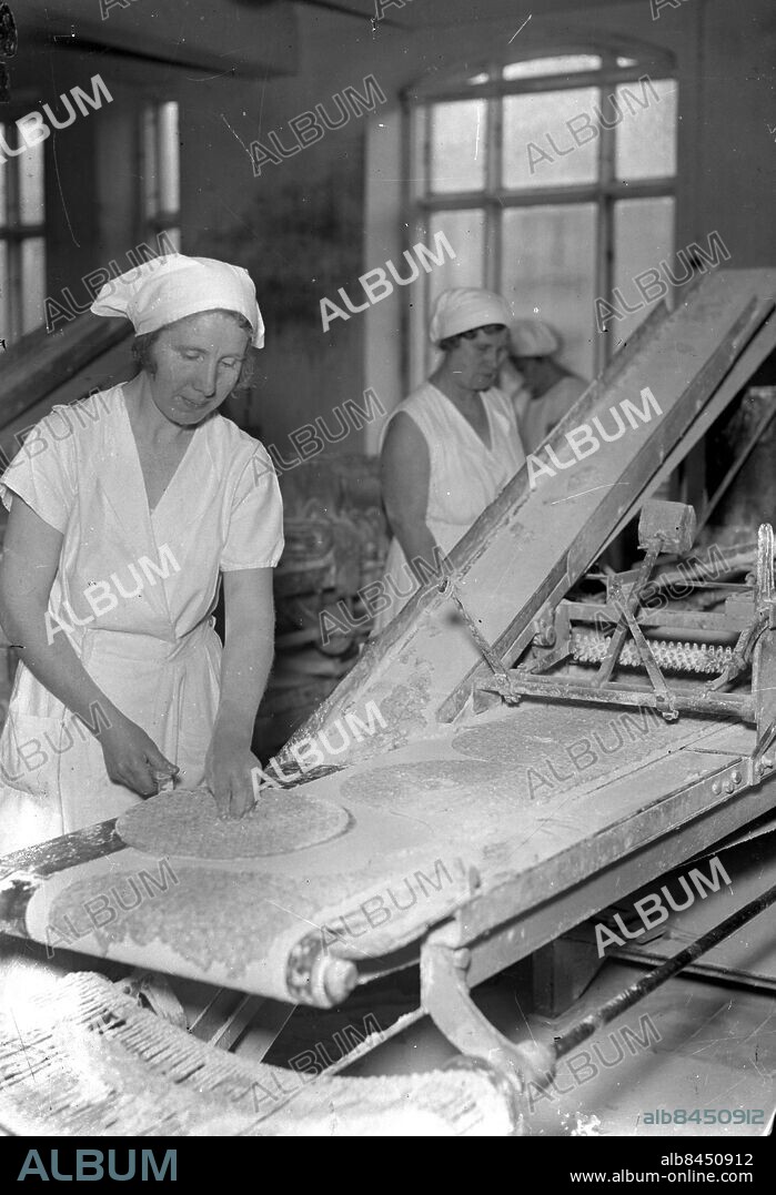 Göteborg 1934 - Bagerska på Olof Asklunds bageri *** Local Caption *** GT Låda Krep 2010-01. KAMERAREPORTAGE.