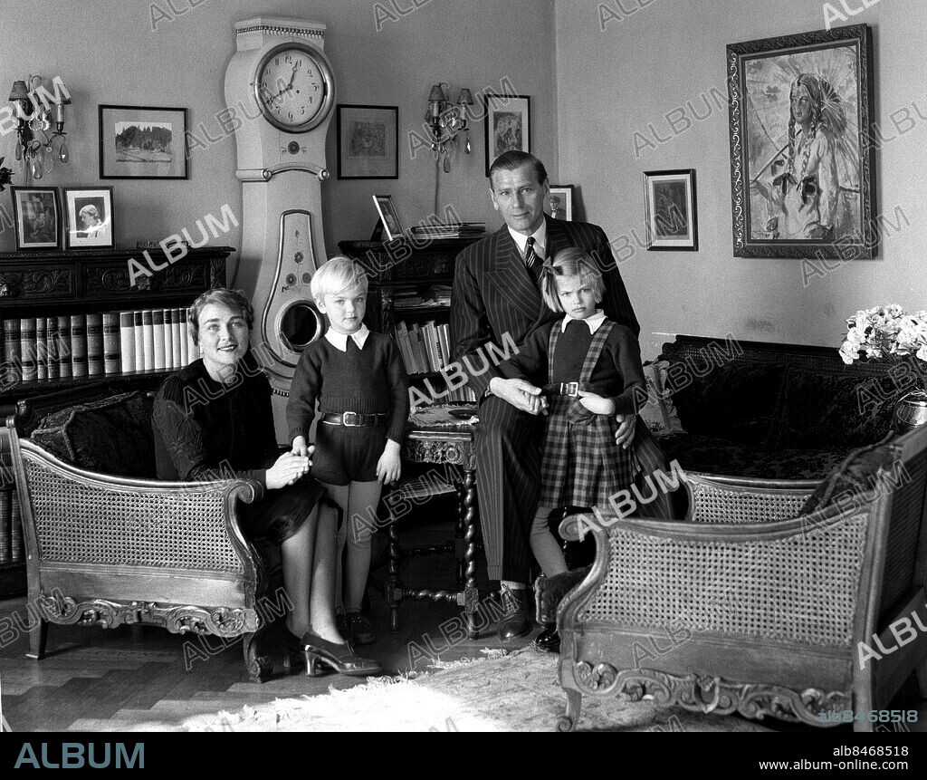 ARKIV 1939 . Edvin Adolphson (1893-1979), skådespelare och regissör, far till Kristina och Olle Adolphson. Debuterade i Norrköping 1912, spelade sedan på bla Vasan och Dramaten. Gjorde över 100 filmroller under karrären. TV-serien "Markurells" 1968 medverkade till att göra honom till en av landets mest folkkära skådespelare. 1929 regisserade han den första svenska ljudfilmen "Säg det i toner".. Här syns han med familjen, hustrun Mildrid, född Folkestad och barnen Olle (blivande trubadur och vispoet) och Kristina (blivande skådespelare).. Swedish actor Edvin Adolphson.. Foto: TT / Kod 1900.