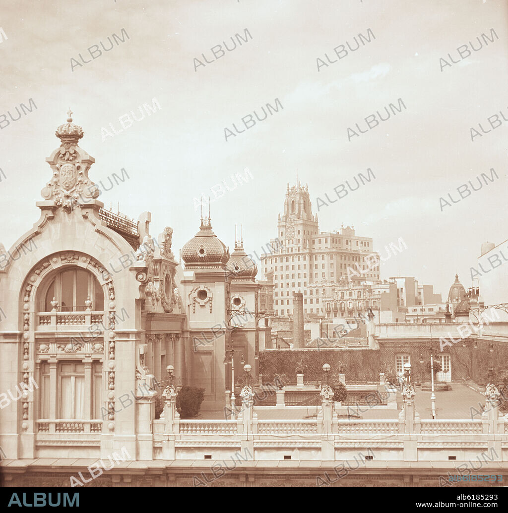 JOSE LOPEZ SALLABERRY (1858-1927). DETALLE DE LA FACHADA PRINCIPAL DEL CASINO DE MADRID EN LA CALLE ALCALA Nº 15 - FOTOGRAFIA EN BLANCO Y NEGRO - AÑOS 60 -.
