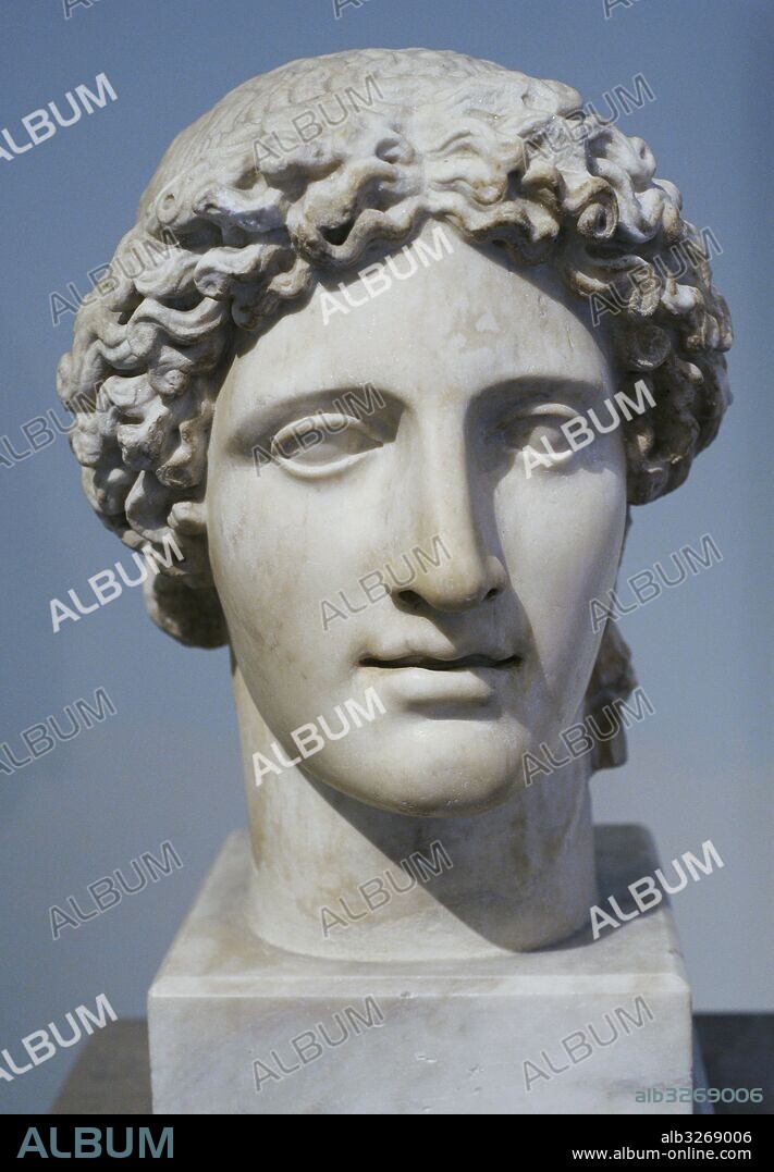 Apolo tipo Kassel. Copia romana de finales siglo II d. C. de un original griego atribuido a Fidias (460-450a. C.). Colección Farnese. Museo Arqueológico Nacional. Nápoles. Italia.
