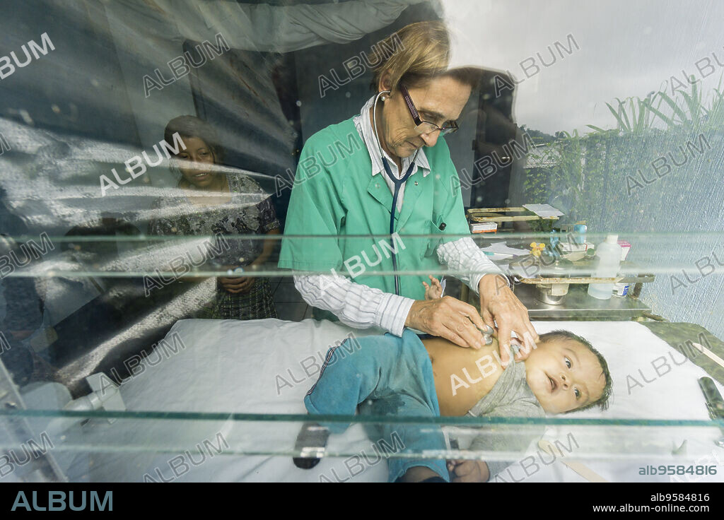consulta de pediatria, centro de salud, Lancetillo ( La Parroquia), municipio de Uspantán, Quiche , sierra de Chamá, Guatemala, Central America.