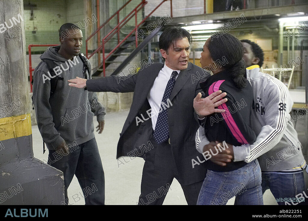 ANTONIO BANDERAS, ROB BROWN y YAYA DACOSTA en DÉJATE LLEVAR, 2006 (TAKE THE LEAD), dirigida por LIZ FRIEDLANDER. Copyright NEW LINE CINEMA / HAYES, KERRY.