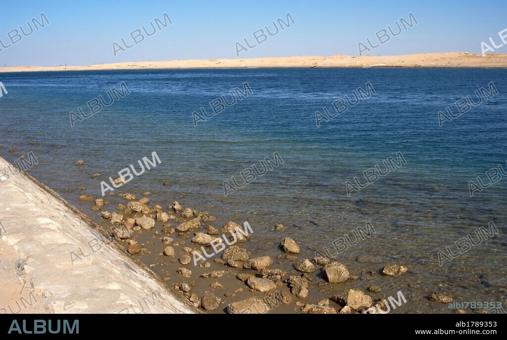 EGIPTO. Vista del CANAL DE SUEZ, vía de navegación artificial que une el mar Mediterráneo con el mar Rojo a través del Istmo de Suez. Su longitud es de 163 km. entre Puerto Said y Suez. Permitió acortar la ruta del comercio marítimo entre Europa y el sur de Asia. Construido entre 1859 y 1869 por Ferdinand de Lesseps (1805-1894) .