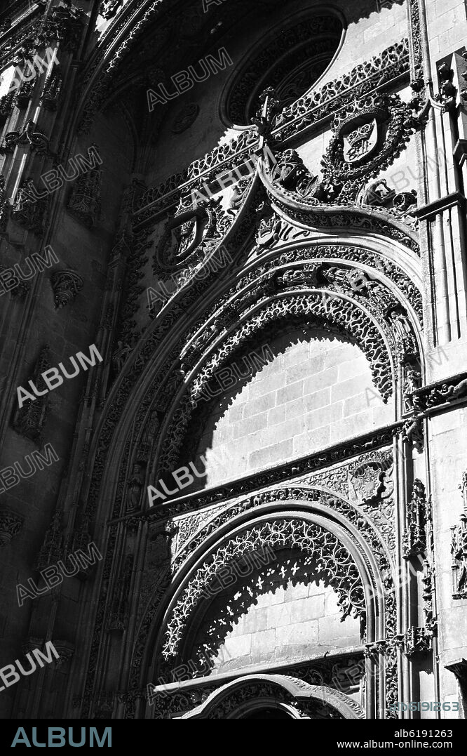 ARCOS CIEGOS CON CRESTERIA EN LA FACHADA DE LA CATEDRAL NUEVA DE SALAMANCA - FOTOGRAFIA EN BLANCO Y NEGRO - AÑOS 60.