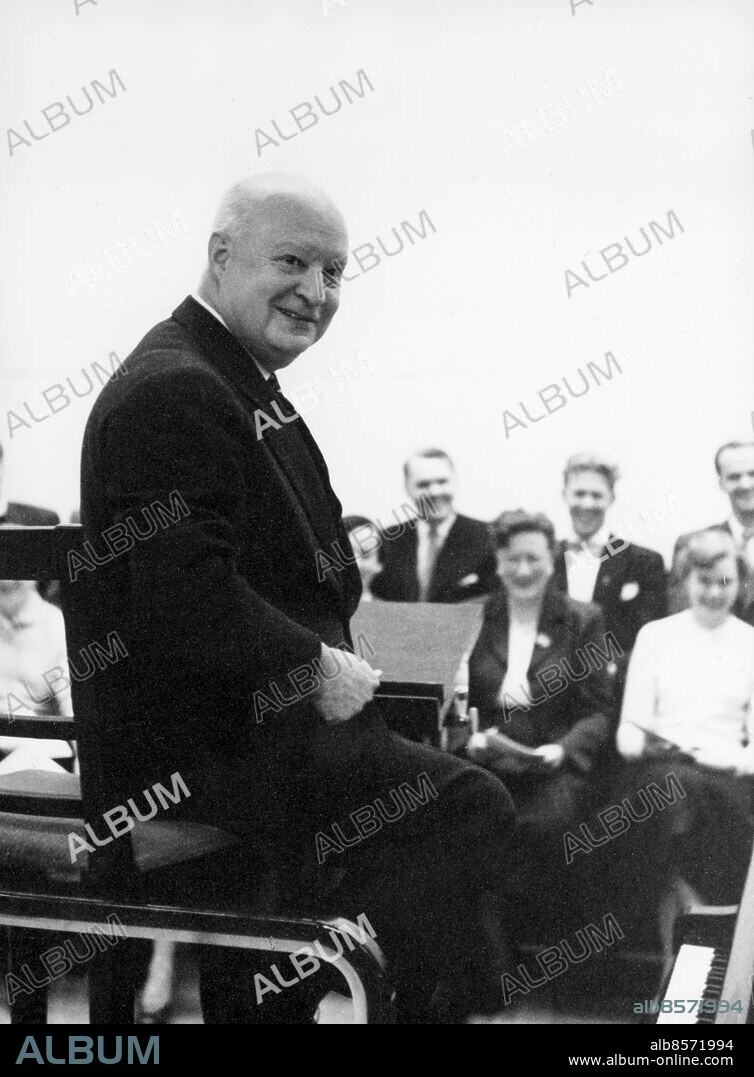 Orig. bildtext... PAUL HINDEMITH, tonsättare, dirigerar Radiokören. Anm. Se även BAS462 Bildserier Fotoreportage P Hindemith, 1895-1963, tysk kompositör, violinist och dirigent. CD610 persons: PAUL HINDEMITH sites: STOCKHOLM;SVERIGE.