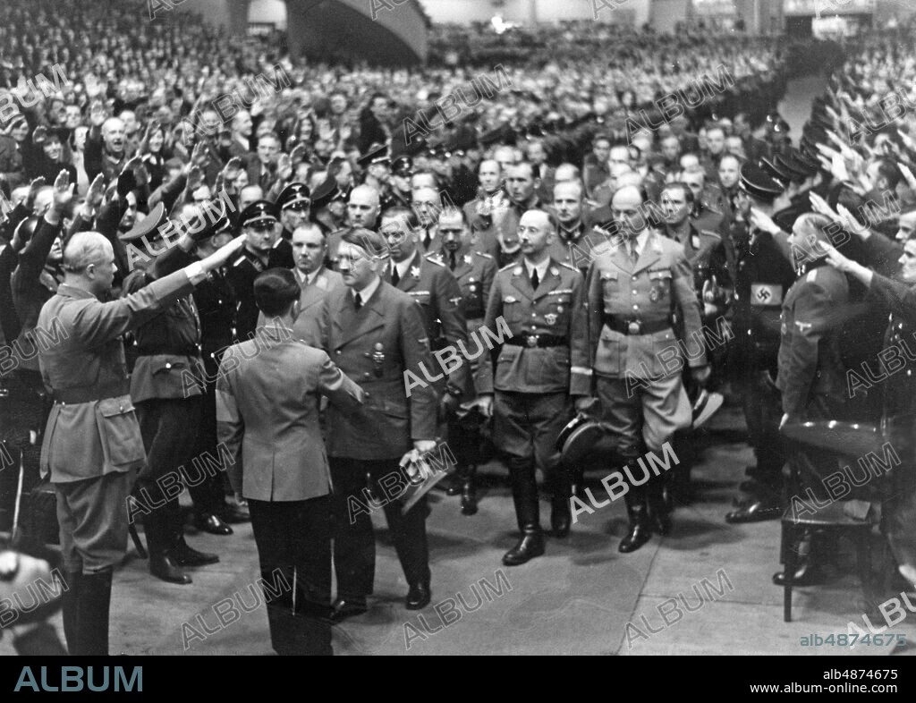 GERMANY BERLIN 1942-09-30. THE LEADER OPENED THE WAR WINTER AID WORK 1942/43. Reichminister Dr. Goebbels greets the leader at his entry into the Sports Palace. Photo: Weltbild / AB Text & Bilder / SVT / Code: 5600 Folder: Germany during the war: War winter aid. V85: 1B Nazi Greetings persons: ADOLF HITLER; JOSEPH GOEBBELS; HEINRICH HIMMLER sites: BERLIN; GERMANY.