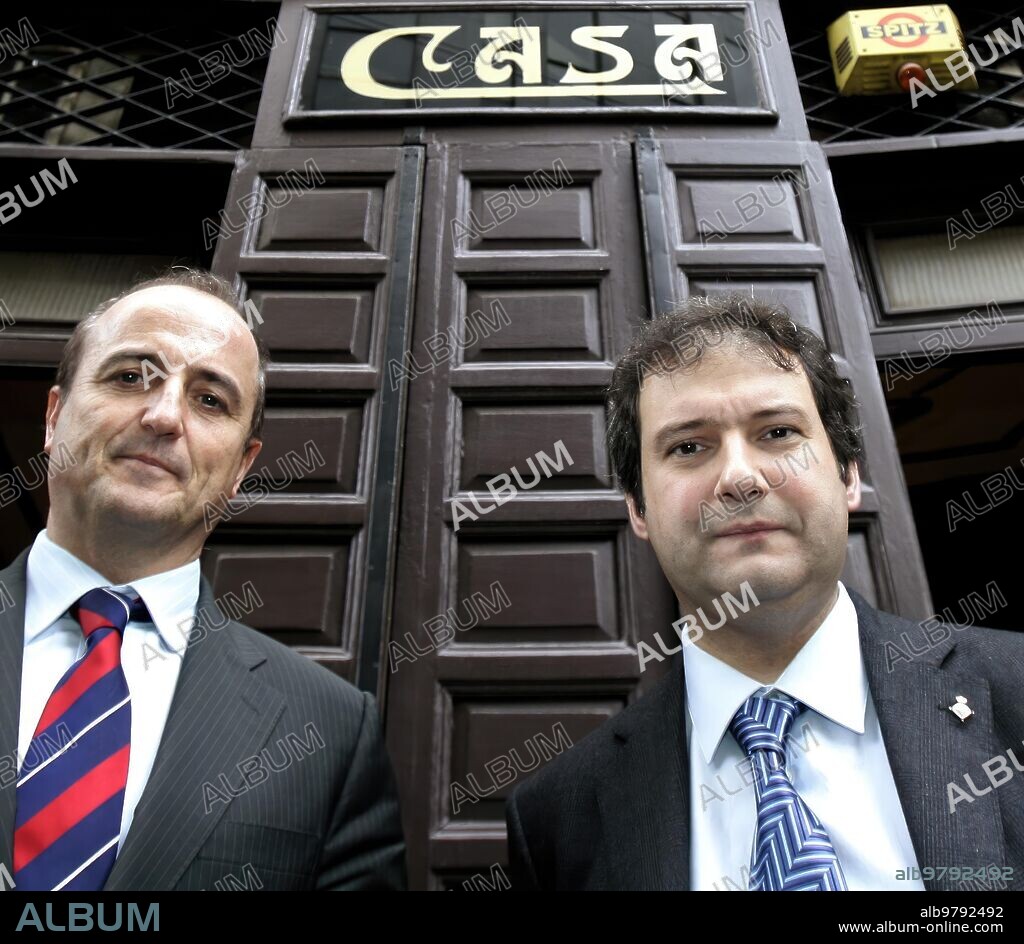 Madrid, 5 de diciembre de 2006. Miguel Sebastián, candidato del PSOE a la alcaldía de Madrid, y Jordi Hereu, alcalde de Barcelona, pasearon esta mañana por el centro de la ciudad y tomaron una cerveza en Casa Labra de la c/ Tetuán. Foto: IGNACIO GIL.    ...archdc...