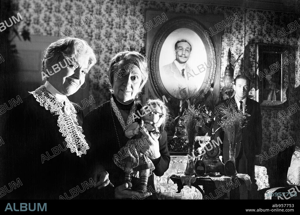 GUADALUPE MUÑOZ SAMPEDRO y JULIA CABA ALBA en MARIBEL Y LA EXTRAÑA FAMILIA, 1960, dirigida por JOSE MARIA FORQUE.