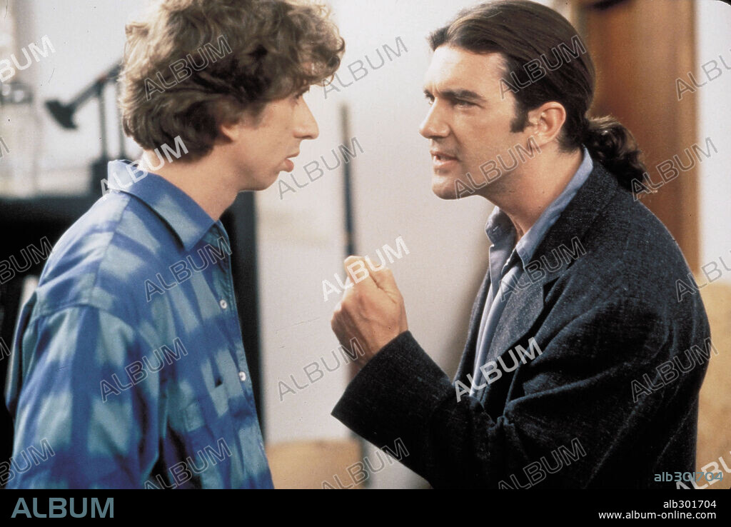 ANTONIO BANDERAS y GABINO DIEGO en TWO MUCH, 1995, dirigida por FERNANDO TRUEBA. Copyright LOLAFILMS/SOGETEL/FERNANDO TRUEBA P.C.