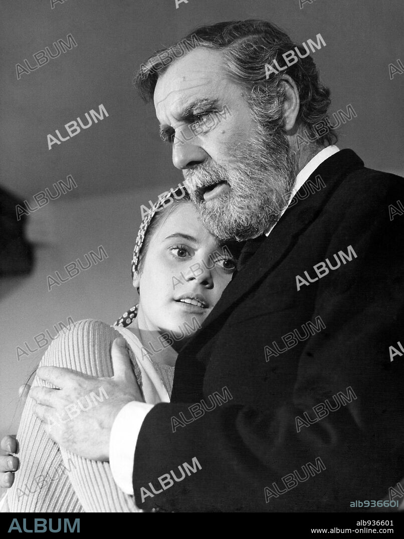 FERNANDO REY y LALI ROMAY en LA DUDA, 1972, dirigida por RAFAEL GIL. Copyright CORAL P.C.