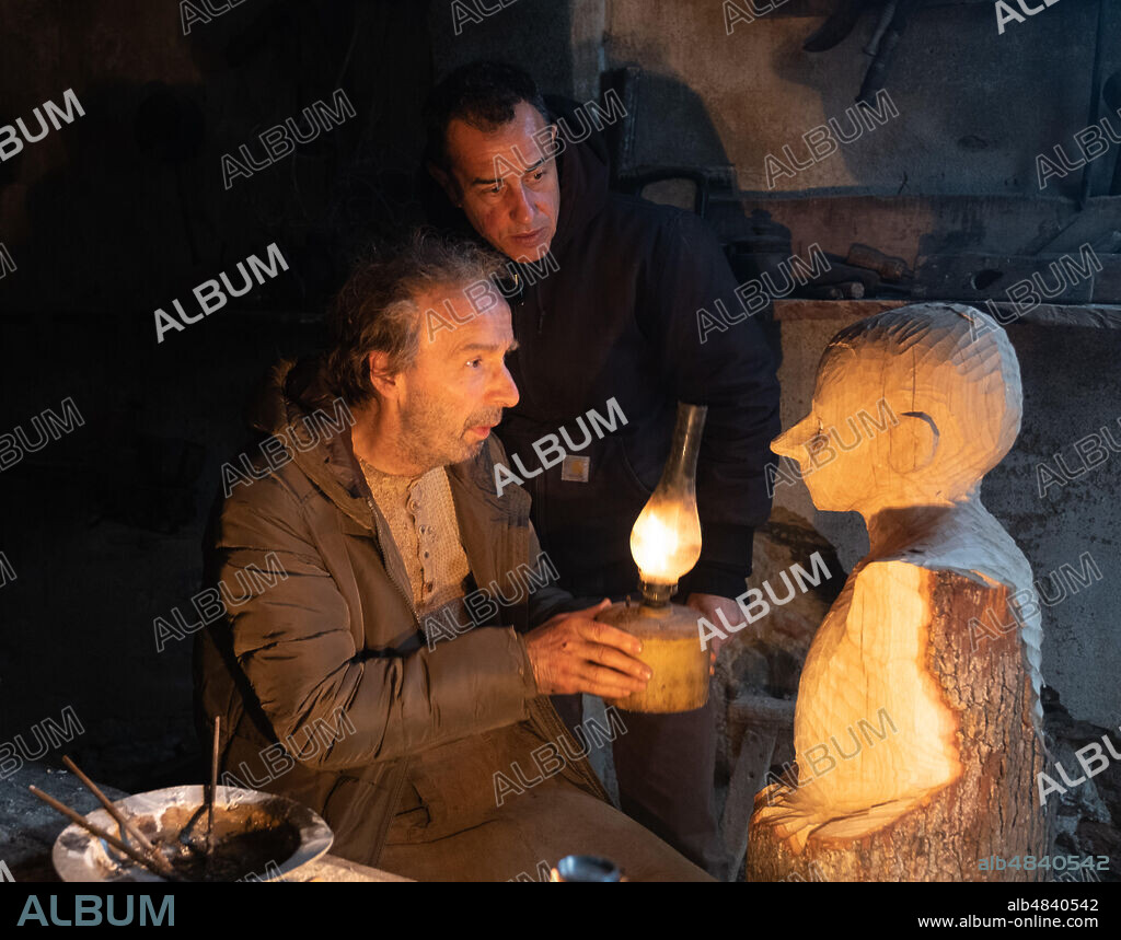 MATTEO GARRONE y ROBERTO BENIGNI en PINOCHO, 2019 (PINOCCHIO), dirigida por MATTEO GARRONE. Copyright ARCHIMEDE/ RAI CINEMA/ LE PACTE/ RPC / DE LAZZARIS, GRETA.