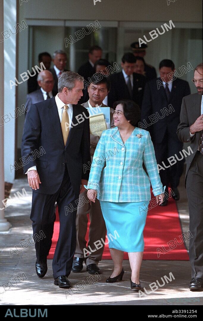 President George W. Bush and President Megawati Sukarnoputri of Indonesia chat during a stroll along the Colonnade at the White House, Washington, District of Columbia, September 19, 2001.