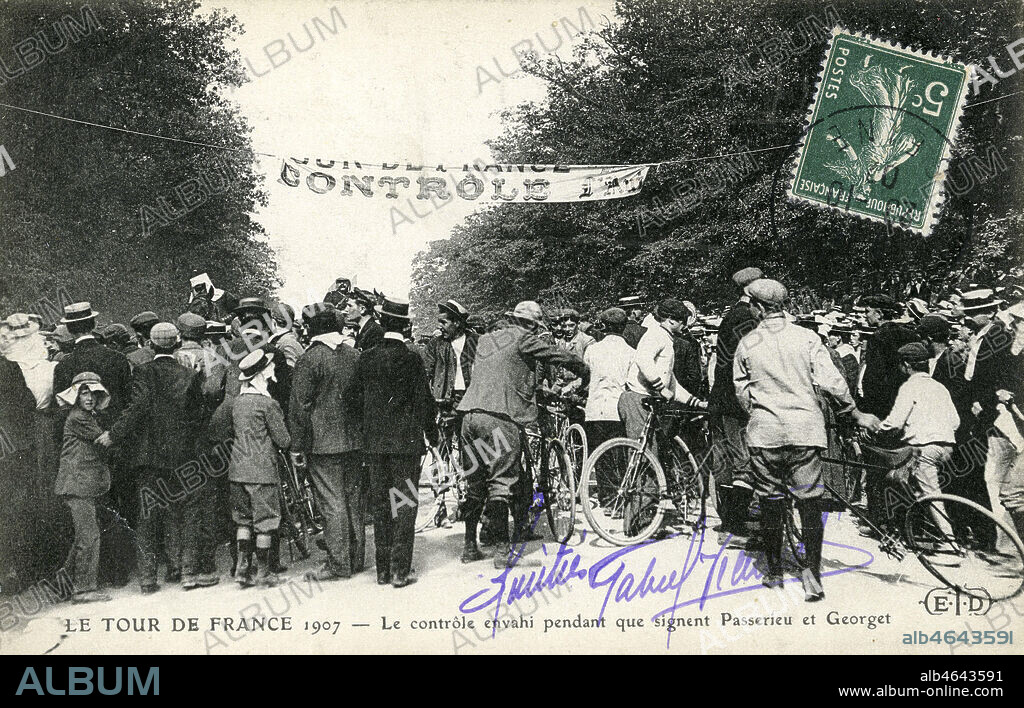 'Le Tour de France 1907 : le controle envahi pendant que signent Passerieu et Georget'. Photographie anonyme pour une carte postale. Credit : IM/KHARBINE-TAPABOR.