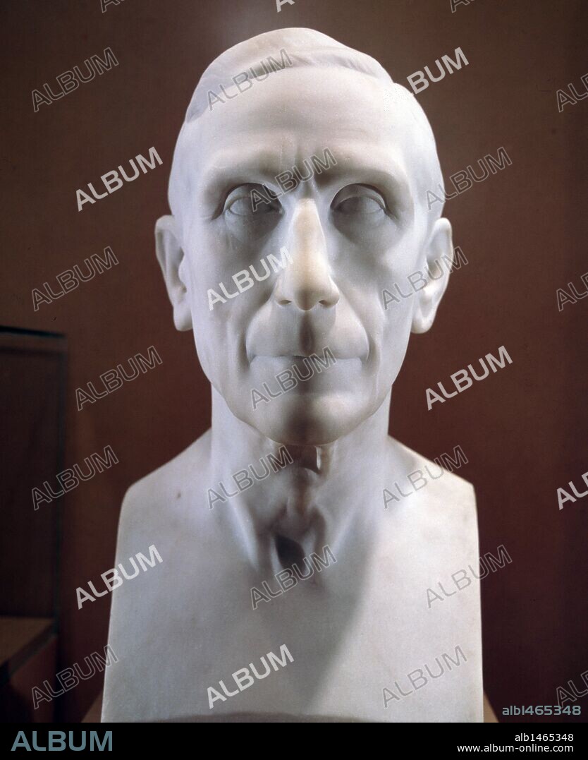 JOSEP DUNYACH (1886-1957). FABRA, Pompeu (Barcelona, 1868-Prades, 1948). Filólogo español, sistematizador del catalán moderno. En 1932 apareció su obra capital, el "Diccionari General de la Llengua Catalana", cuerpo léxico-gráfico que contiene 54.000 voces. BUSTO DE MARMOL obra de J. DUNYACH (1938). Palau de la Generalitat. Barcelona.