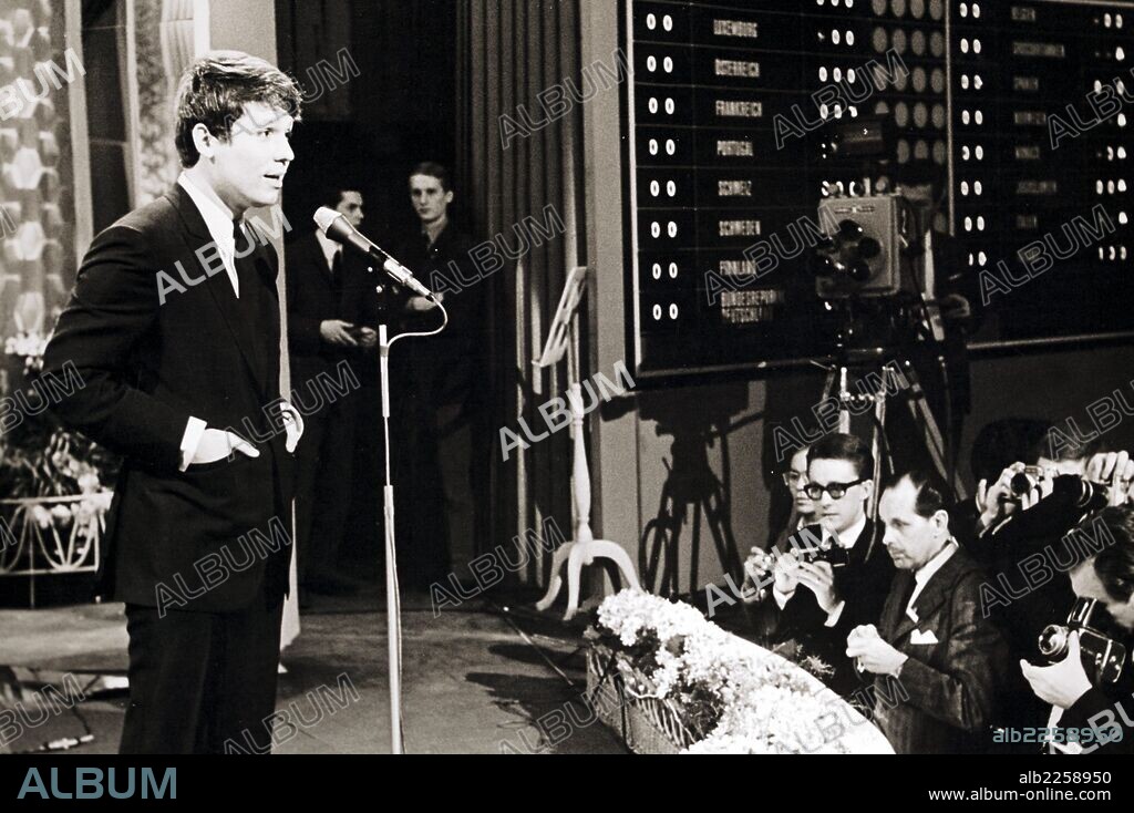 RAPHAEL. RAFAEL MARTOS SANCHEZ. CANTANTE ESPAÑOL.LINARES 1943 . RAPHAEL CANTANDO EN EL FESTIVAL DE EUROVISION. AÑO 1967.