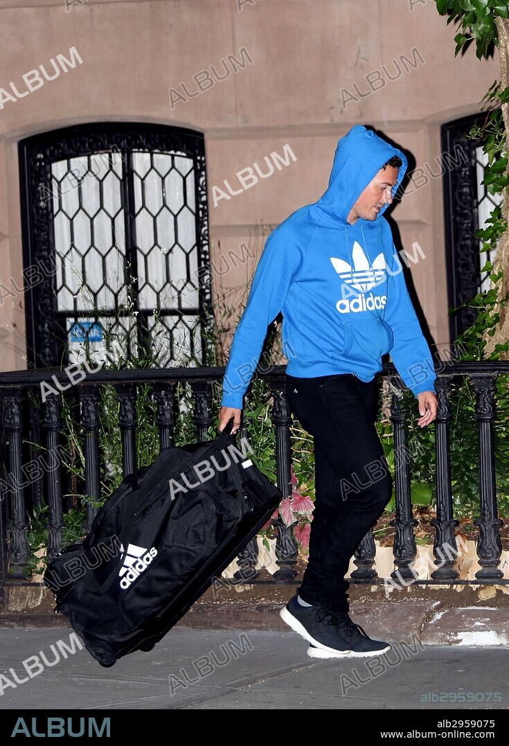 Aug. 25, 2015 - New York City, NY, USA - Liv Tyler, Dave Gardner and Milo Langdon leave their West Village brownstone on August 25 2015 in New York City. 25/08/2015